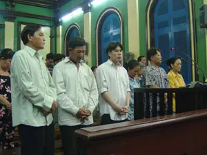 Vụ làm hồ sơ mộ giả để chiếm đoạt tiền đền bù giải tỏa: 32 bị cáo ra tòa